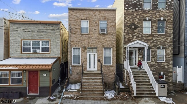 Building Photo - 15 Wales Ave