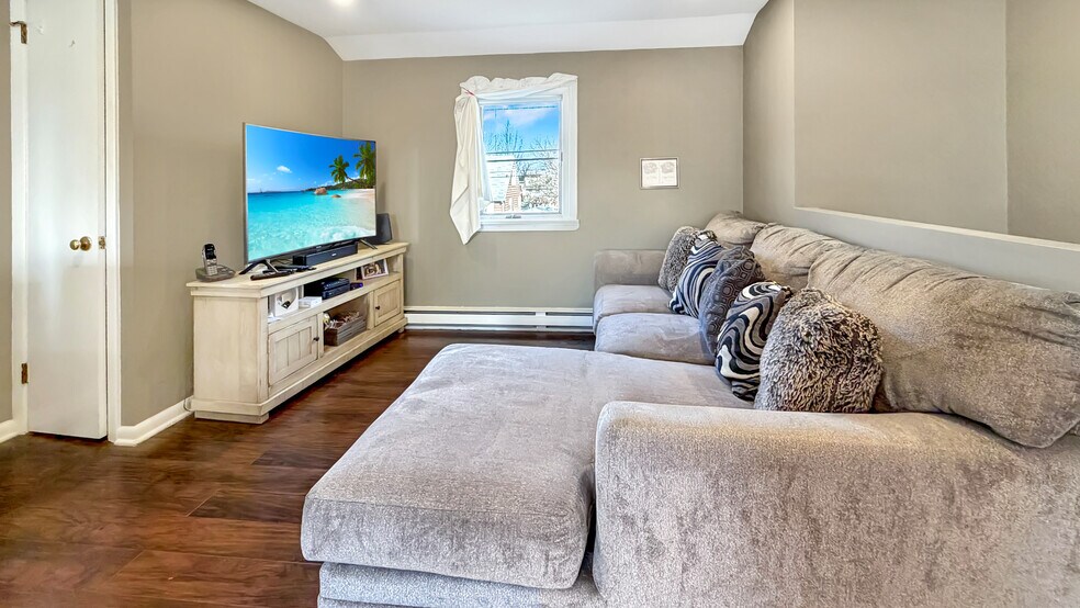 Building Photo - 154 Charlton Ave