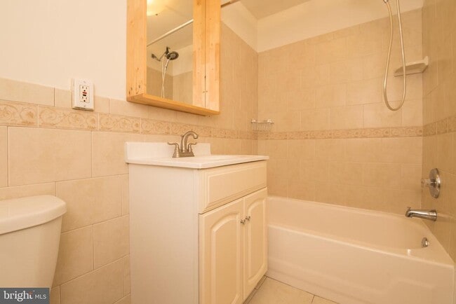 Building Photo - 811 N Judson St