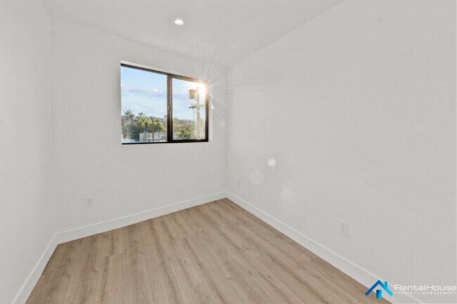 Building Photo - 3005 La Paz Dr