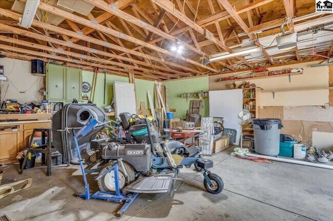 Building Photo - Beautiful 4-Bedroom, 1.5 Bathroom Home