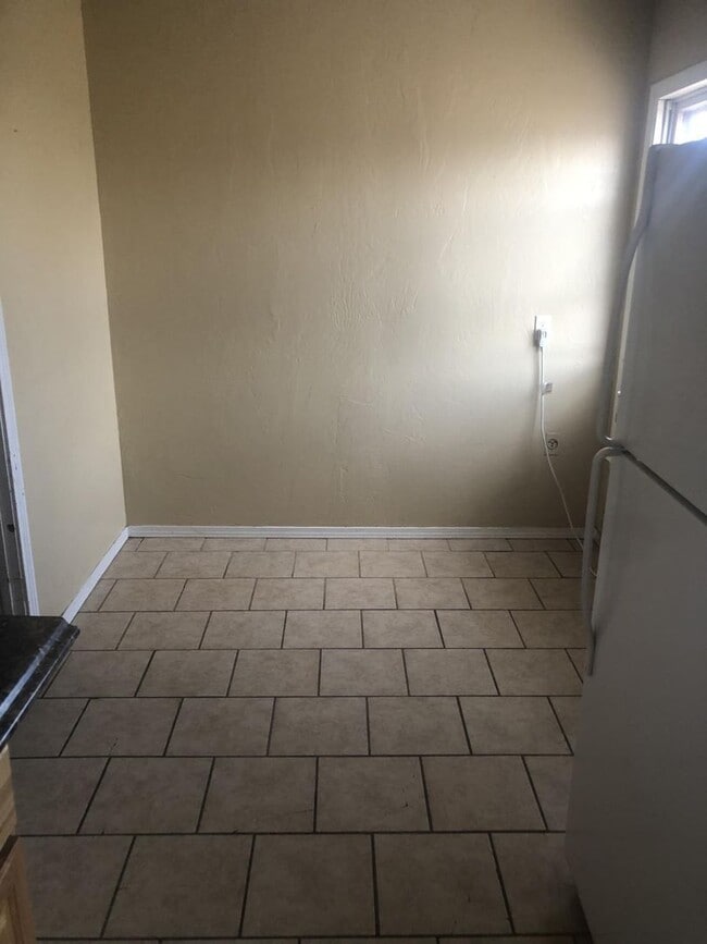 Building Photo - 2 bedroom + 2 Living Rooms and Utility Room