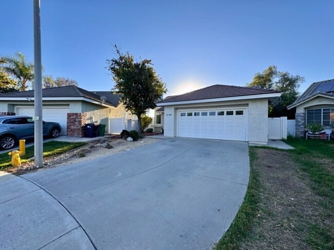 Building Photo - Bright and Open 3 Bedroom Home in Murrieta...