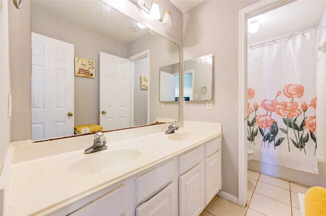 Building Photo - 14710 Kendallbrook Dr