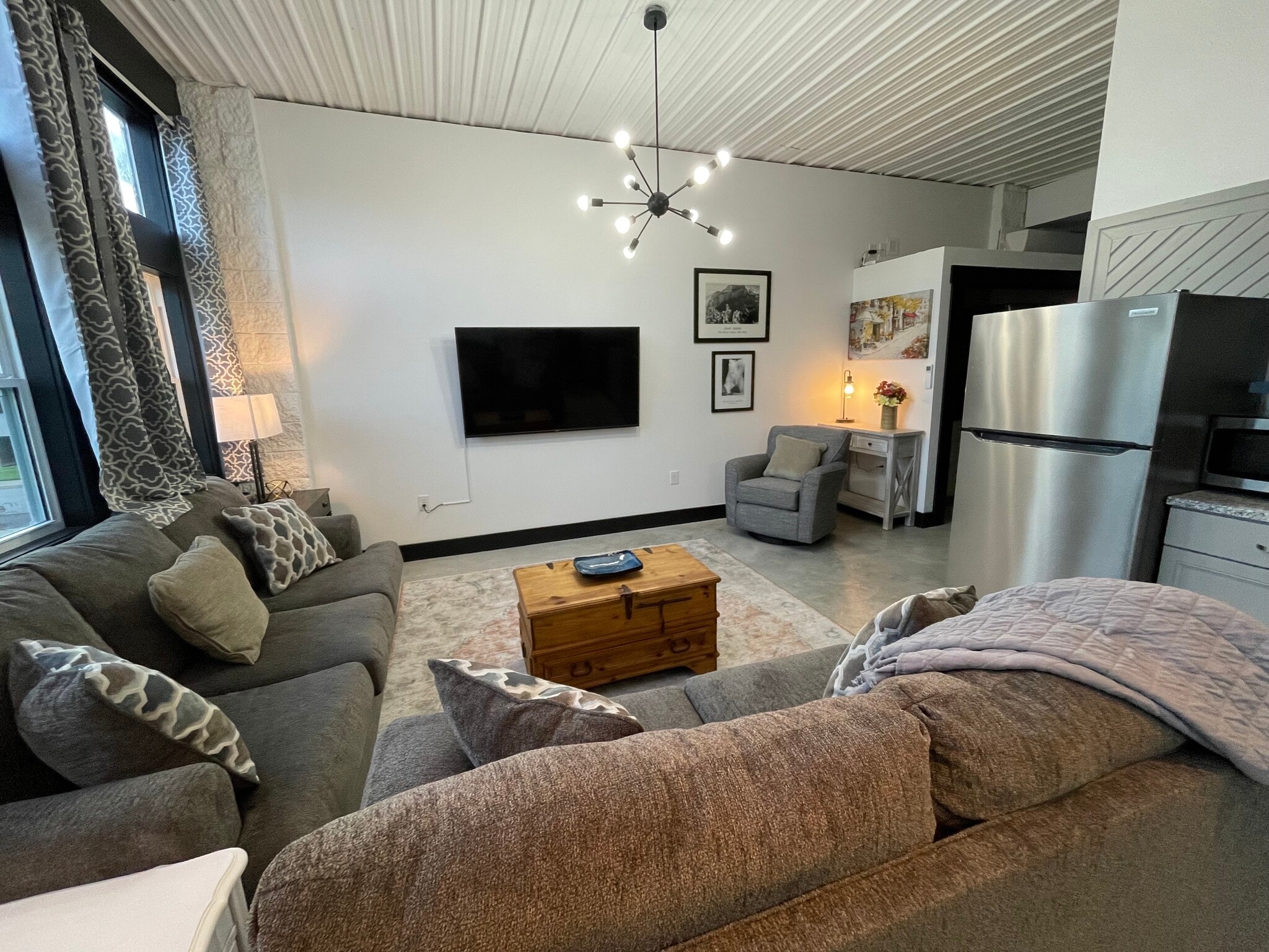 10 FOOT CEILINGS - 475 S Hickory St