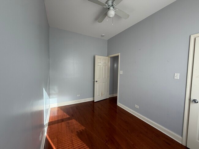 Building Photo - 7817 S South Shore Dr