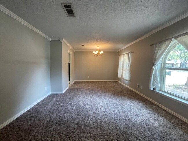 Building Photo - 220 Shady Lake Dr