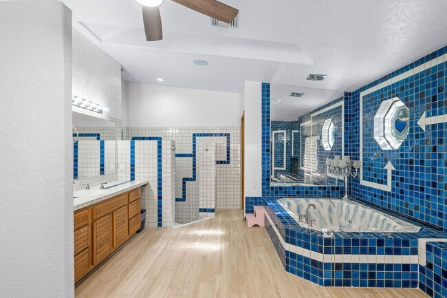 Building Photo - 4 Bedroom Pool Home on the Golf Course