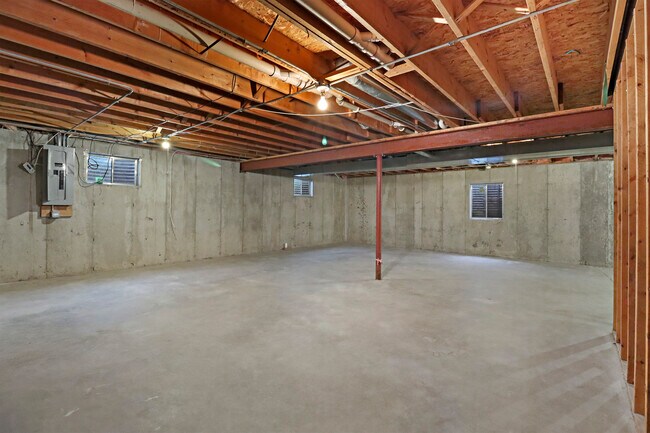 Building Photo - 1462 Glen Ellyn Rd