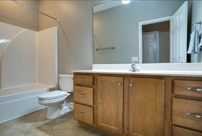 Building Photo - 4650 Hammock Dr