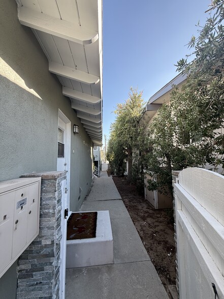 Building - 4104 Emerald St