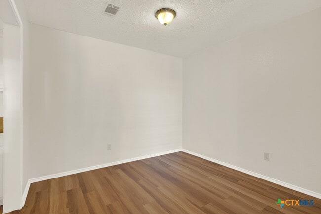 Building Photo - 1202 Thorpe Ln