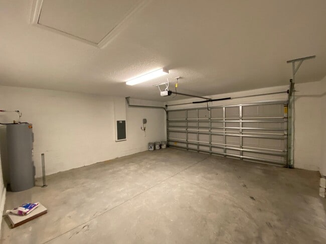 Building Photo - Great SW location 4/2/2 **WON'T LAST**