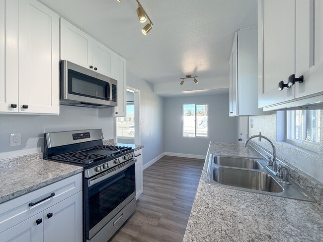 Building Photo - 502-504 E Hemlock- LT