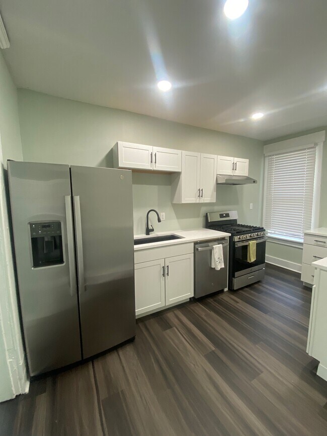 Building Photo - 461 Oakwood Ave