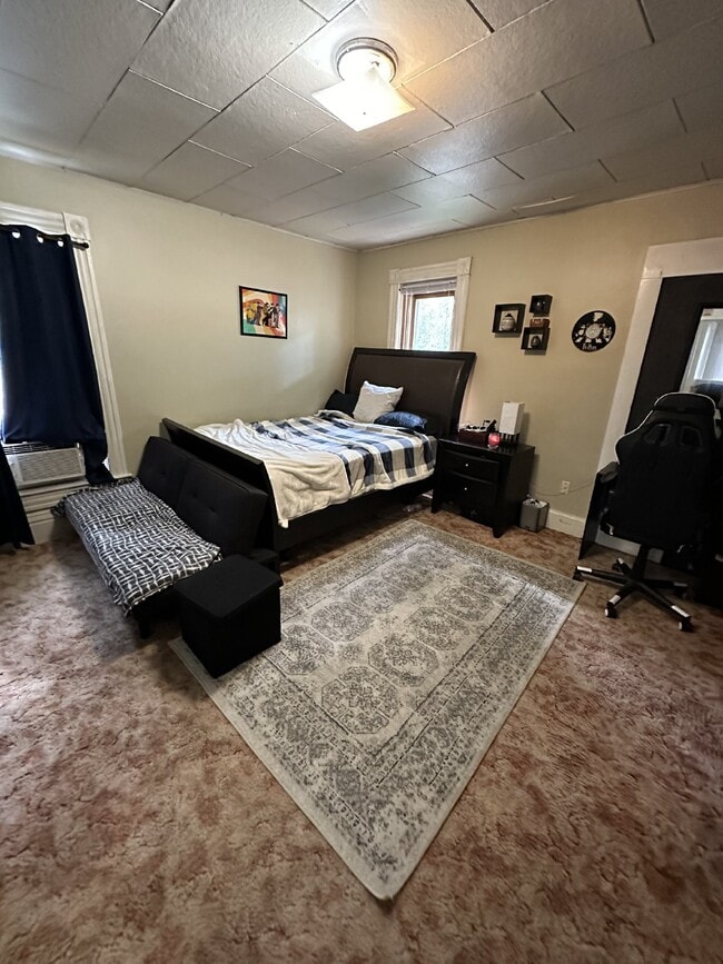 Building Photo - 5 Bed 2 Bath close to UWEC available June 1st! Has a new bathroom!