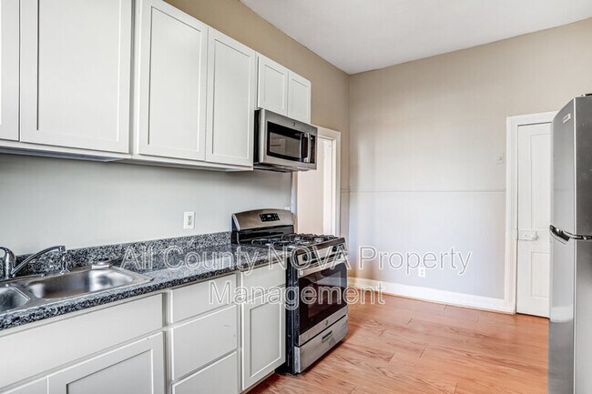 Building Photo - 305 9th St