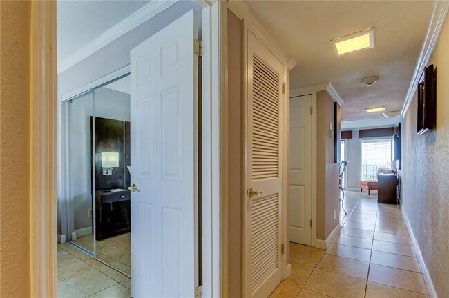 Building Photo - 2506 N Rocky Point Dr