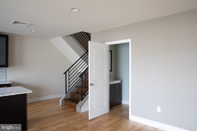 Building Photo - 323 E Allen St