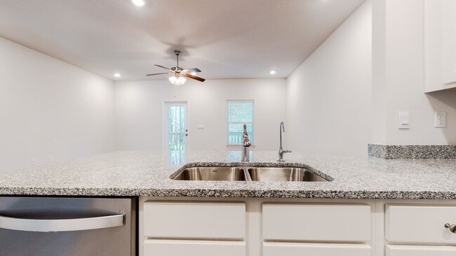 Building Photo - 3 Bedroom 2.5 Bathroom Townhome w/garage i...