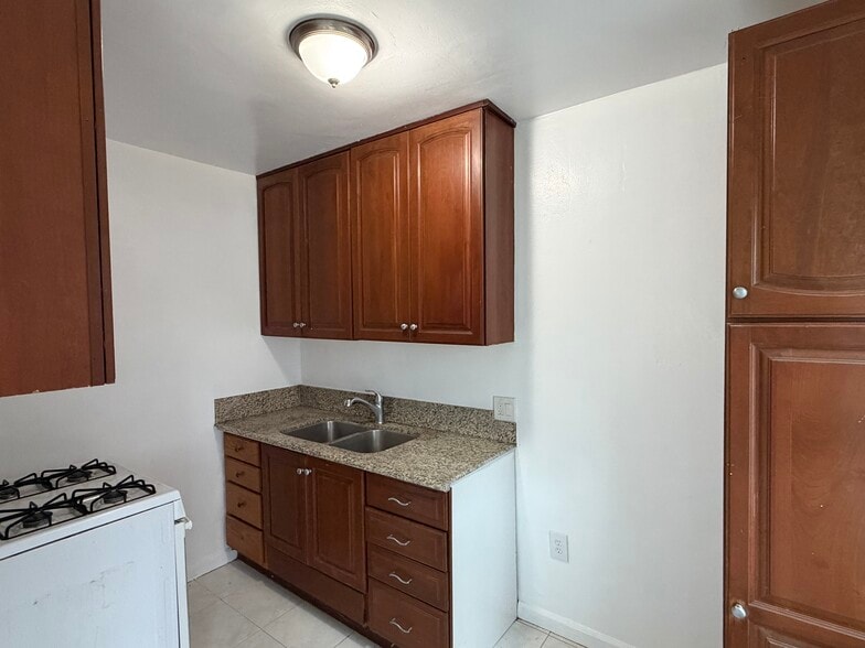 Building Photo - 907 W 27th St