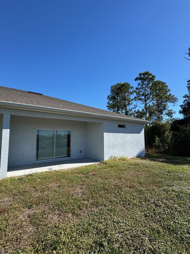 Building Photo - 3 Bed 2 Bath Duplex in Lehigh Acres