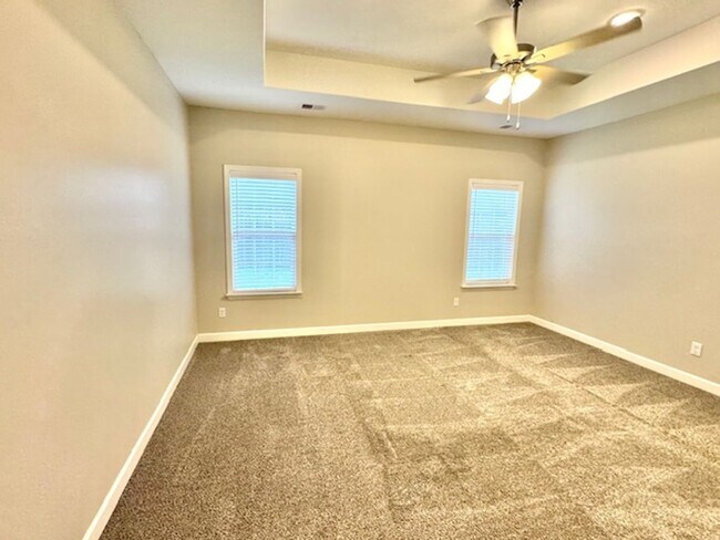 Building Photo - LakesideCv5434