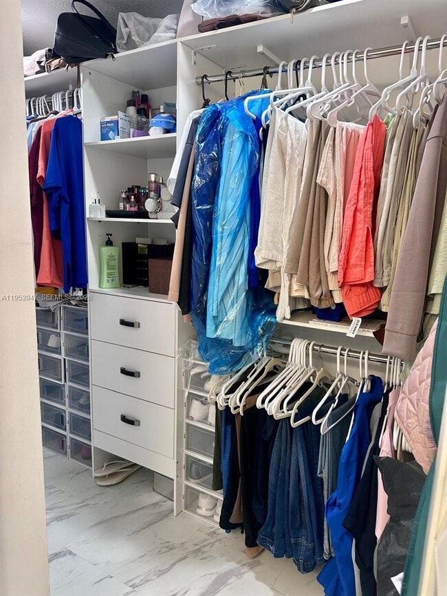 Building Photo - 9340 Fontainebleau Blvd