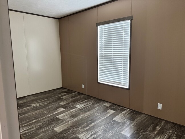 Building Photo - 573 Banjo Way