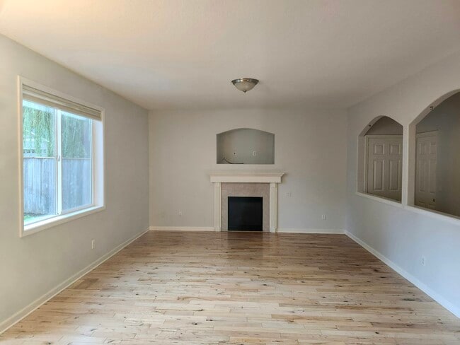 Building Photo - 203 NE 55th Ave