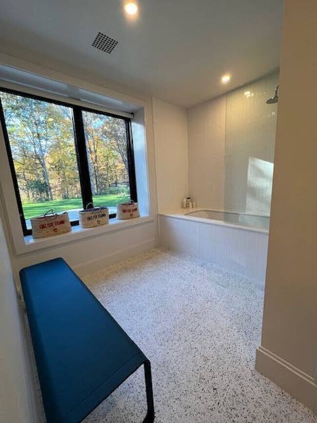 Building Photo - 9 Willow Pond Rd