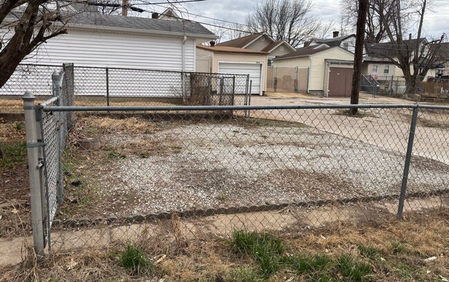 Building Photo - Completedly Remodeled 2+ Bedroom Home