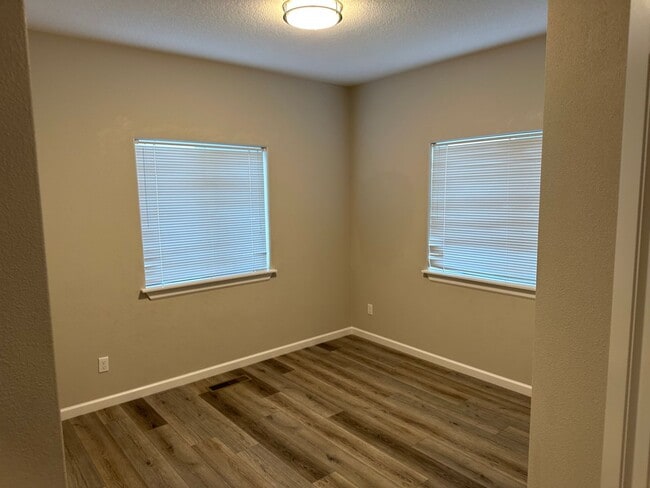 Building Photo - 591 / 818 Duplex