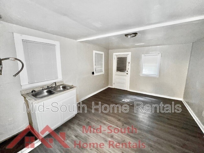 Building Photo - 1536 Brookins St