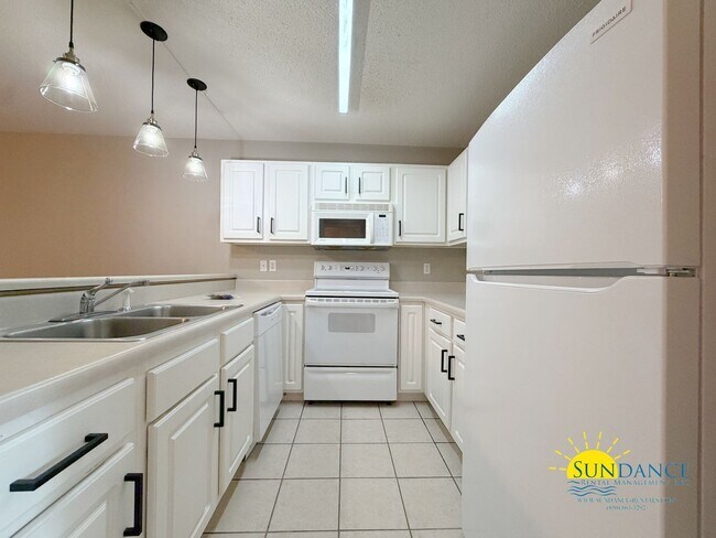 Building Photo - Stunning 2 Bedroom Townhome Near Eglin AFB & Hurlburt Field!