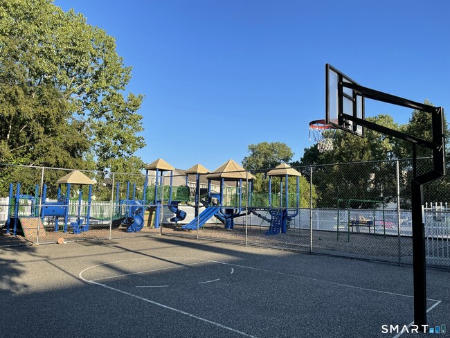 Building Photo - 237 Willow Springs