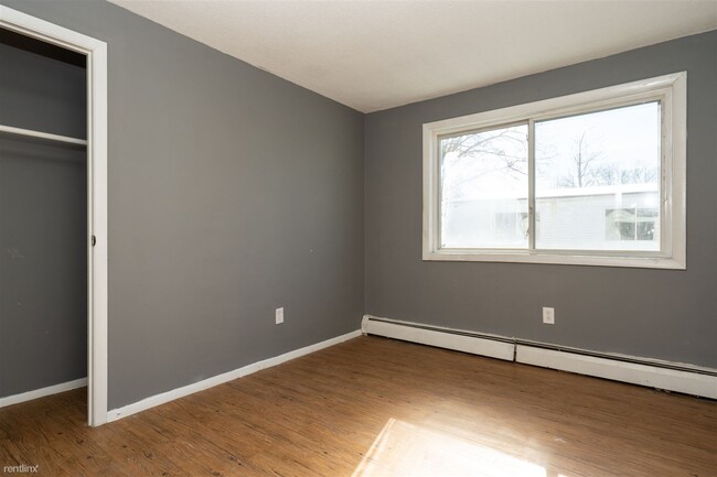 Building Photo - 4 br, 1.5 bath Townhome - 186 Westland St B