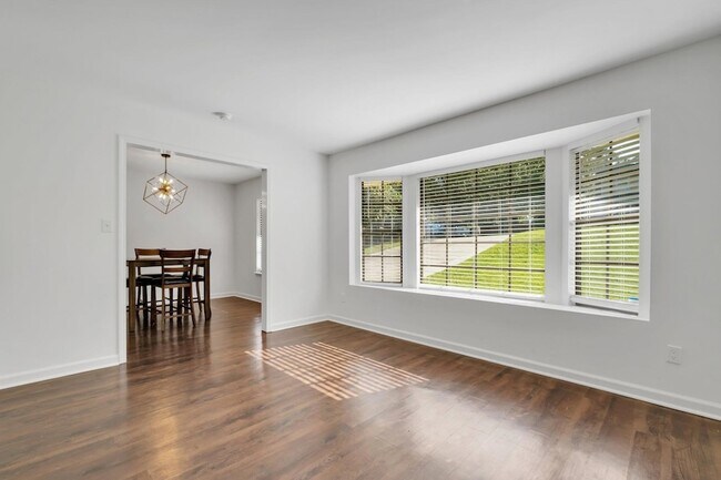 Building Photo - 890 Richardson Rd