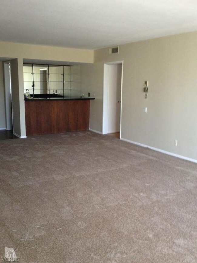 Building Photo - 2 bed, 2 bath Condo located in the heart o...