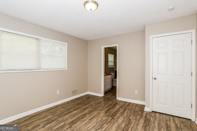 Building Photo - 2654 Luke Dr