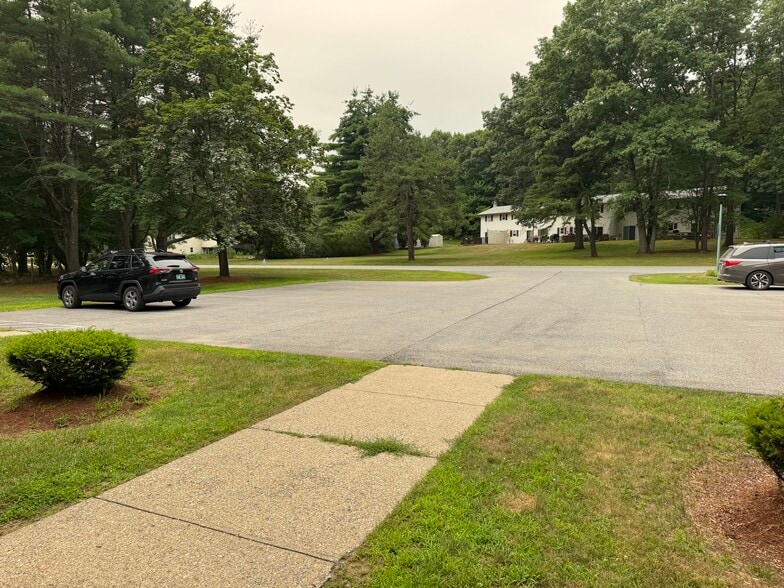 Ample parking - 86 Pinecrest Dr