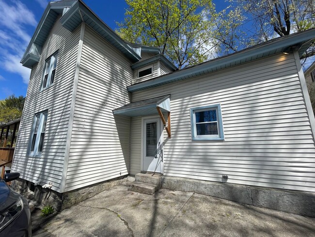 Building Photo - Colorful, eclectic 3-bedroom house in Pitt...
