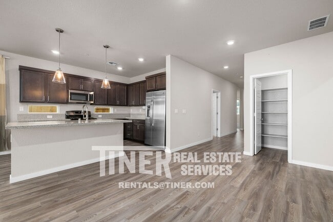 Building Photo - 4224 Roanne Wy