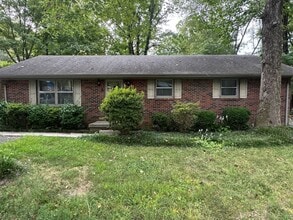 Building Photo - Lone Oak House