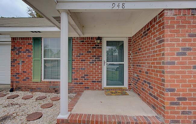 Building Photo - 948 Wedgewood Way