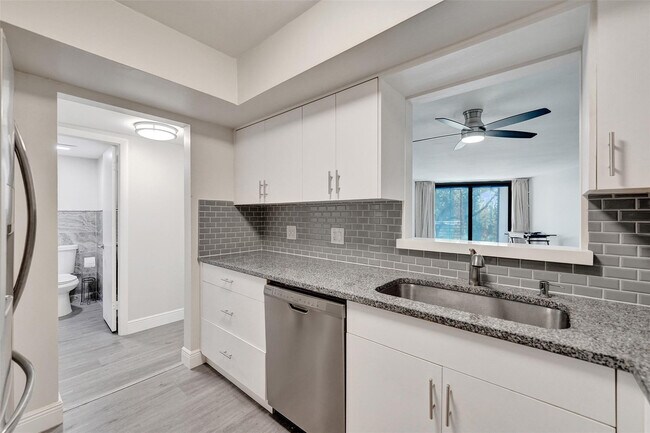 Building Photo - 3800 N Hills Dr