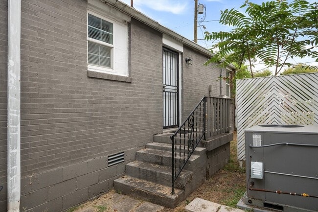 Building Photo - 1723 23rd Ave N
