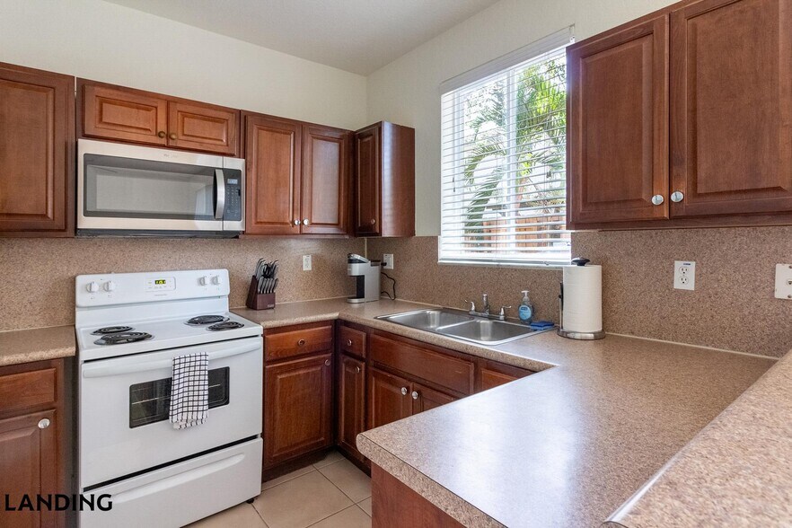 Building Photo - 1140 SE 24th Rd