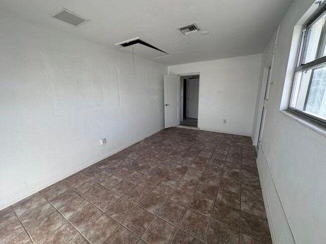 Building Photo - 14 Ridgewood Cir