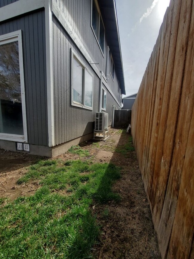 Building Photo - Quartz Ave 3plex/Ariserem-014